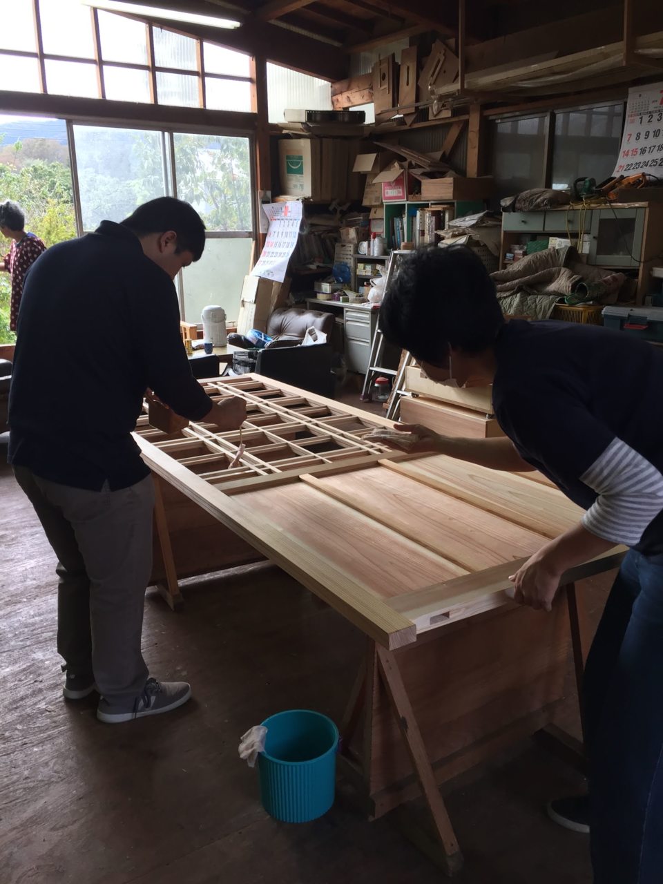 建具屋さんにて建具の塗装も家族で①