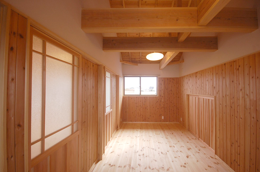 子供部屋内、小屋裏収納の入口も引き戸